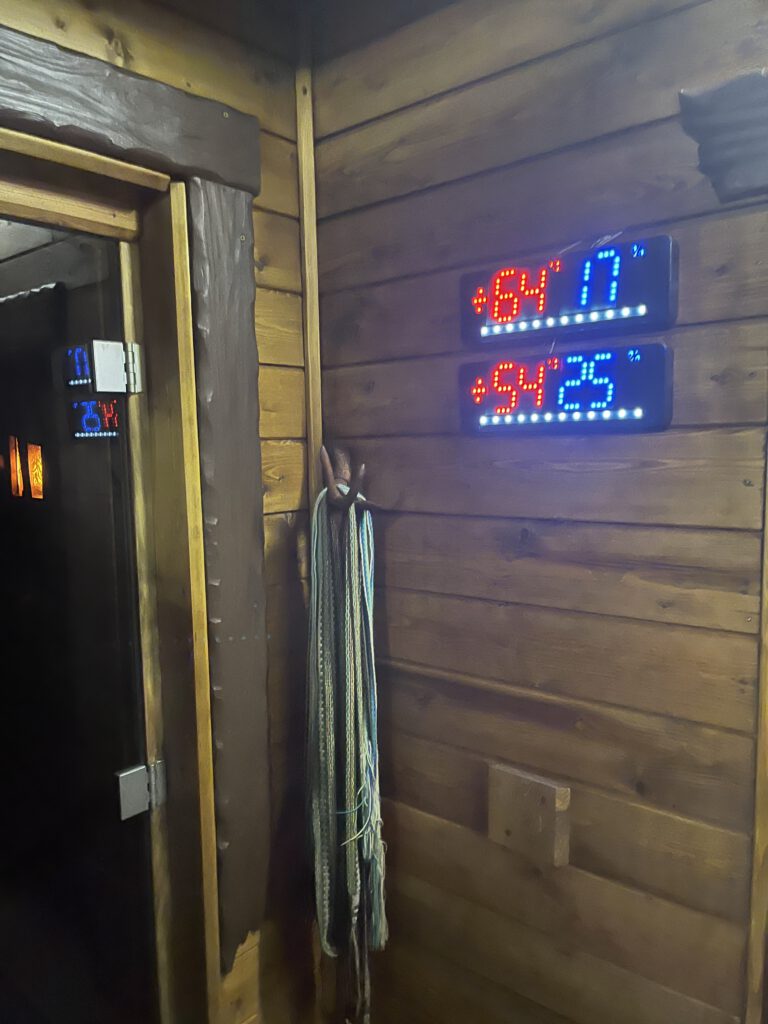 Předehřátá banya před procedurou u stropu 64 na ležance 54 stupňů modrá čísla ukazují vlhkost. teplota u stropu by měla být kolem 6é stupňů vlhkost kolem 50.