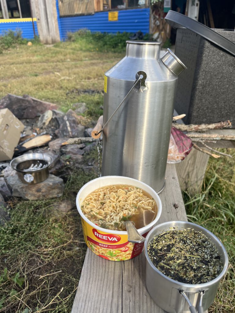 Neocenitelný cestovatelský pomocník. Tento irský samovar má minimální spotřebu dřeva a vždy vás zasytí a zahřeje, z jedné konvičky litr čaje a jedna polívka :)