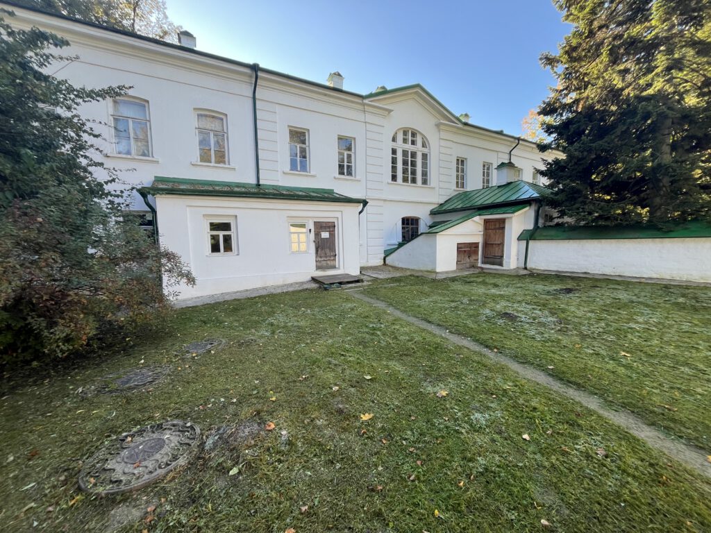 Zde žil L.N. Tolstoj jak zprovozním videa dám sem video z hrobu Tolstého je to silný zážitek, jak ve skromnosti je tento kníže pohřben.
